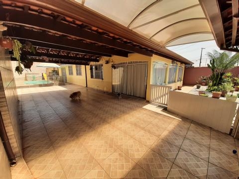 Casa Isolada à Venda em Mongaguá - Próxima à Praia e com Piscina Privativa!