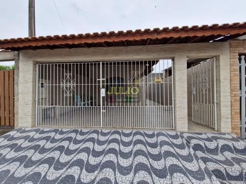Casa à Venda em Mongaguá - 2 Dormitórios, Suíte, Espaço Gourmet e Vagas Cobertas no Flórida Mirim