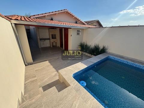 Casa com Piscina e Churrasqueira à Venda em Mongaguá – 2 Quartos e 4 Garagens