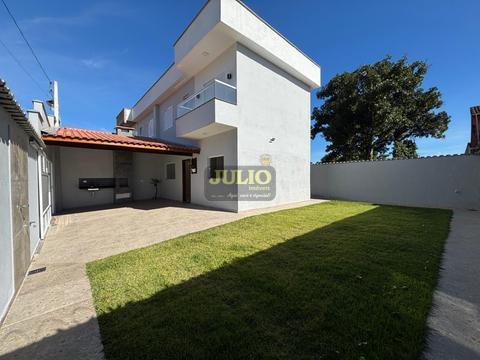 Comprar Sobrado em Mongaguá com 2 Suítes e Quintal - Imóvel Novo
