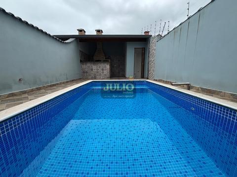 CASA COM PISCINA À VENDA EM ITANHAÉM - 3 DORM, 2 VAGAS COBERTAS, ÁREA GOURMET