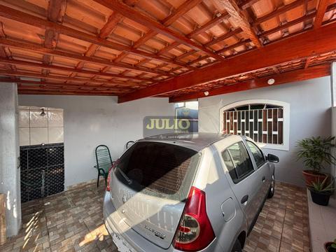 Casa à venda em Itanhaém, no bairro Nova Itanhaém, próximo à praia e o comércio local. 